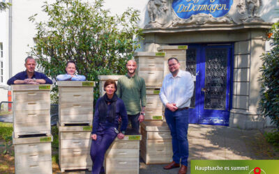Fujitsu und Siewert & Kau spenden 15 Bienenstöcke an das Städtische Behindertenzentrum Dr. Dormagen-Guffanti